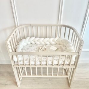 Beige co-sleeper wieg met vlechtbumper